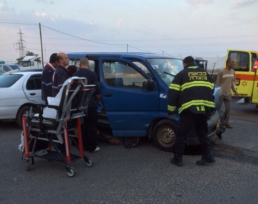 إصابة 12 شخصًا بجروح متوسطة في حادث طرق 